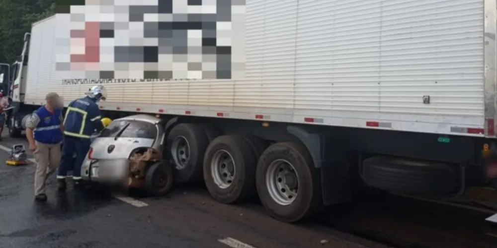 A vítima perdeu o controle do carro e morreu ainda no local.