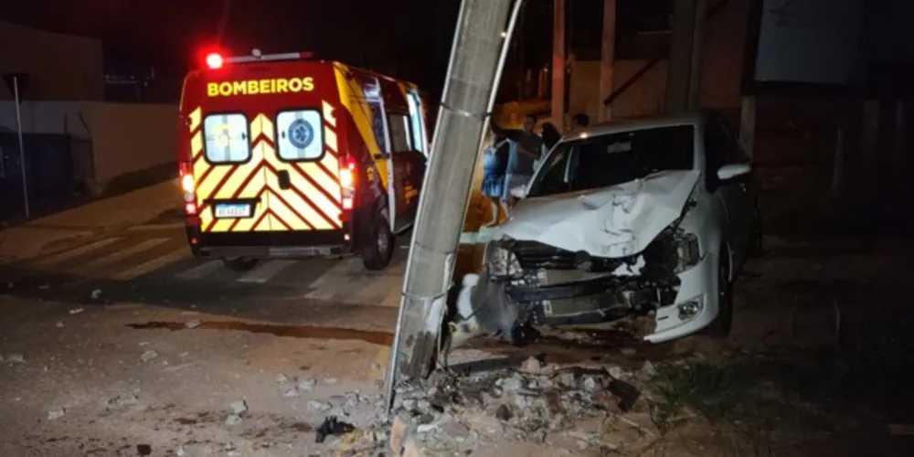 Imagem ilustrativa da imagem Mulher bate em poste, destrói carro e fica ferida em PG