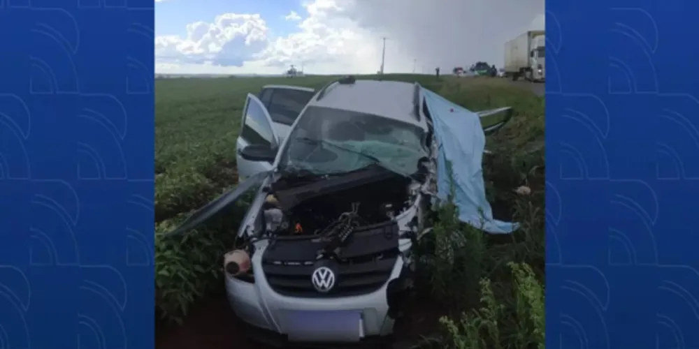 As vítimas bateram de frente com uma caminhonete que estava no sentido contrário, entre Sertaneja e Londrina.
