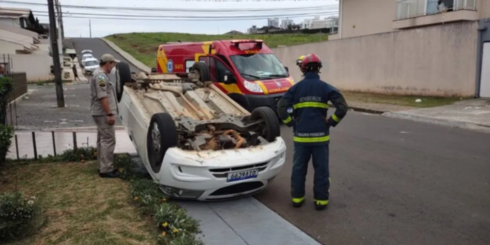 Automóvel Onix parou com as rodas para o ar