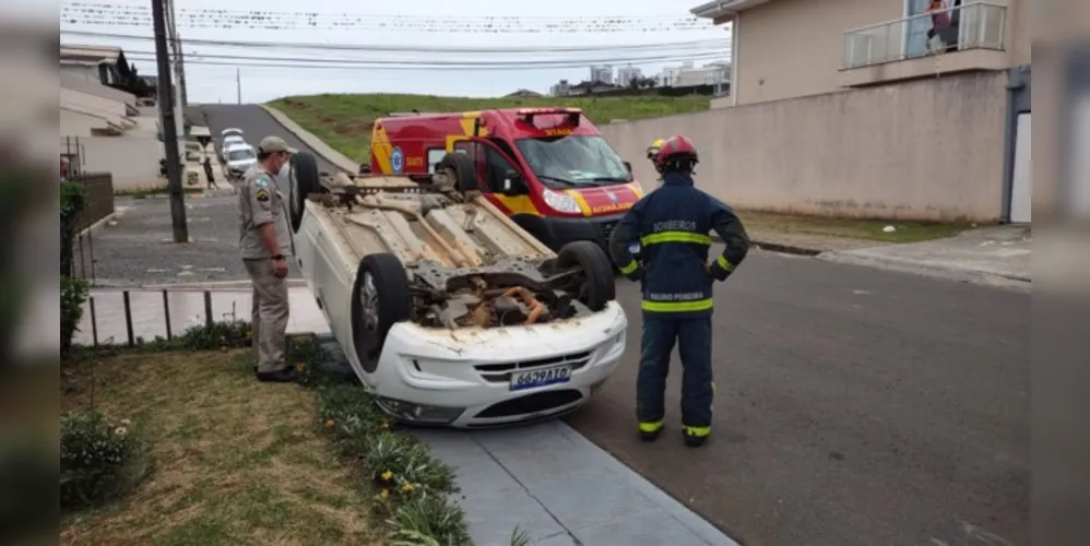 Automóvel Onix parou com as rodas para o ar