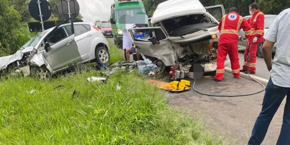 O condutor ficou encarcerado e foi resgatado das ferragens com lesões graves