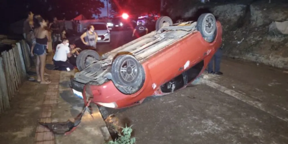 Acidente aconteceu na noite deste sábado (22), na Avenida Ana Rita