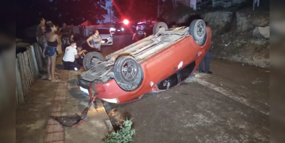 Acidente aconteceu na noite deste sábado (22), na Avenida Ana Rita