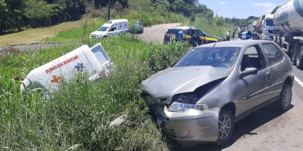 Passageiros da ambulância tiveram ferimentos leves e foram encaminhados para uma casa hospitalar