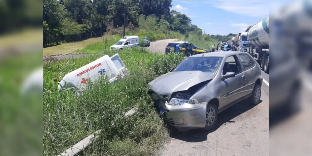 Passageiros da ambulância tiveram ferimentos leves e foram encaminhados para uma casa hospitalar