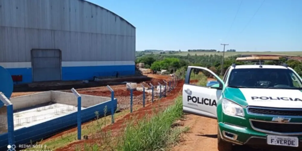 O líquido chegou a um pequeno riacho na região, o que ajudou a espalhar o ácido e a aumentar o impacto ambiental.