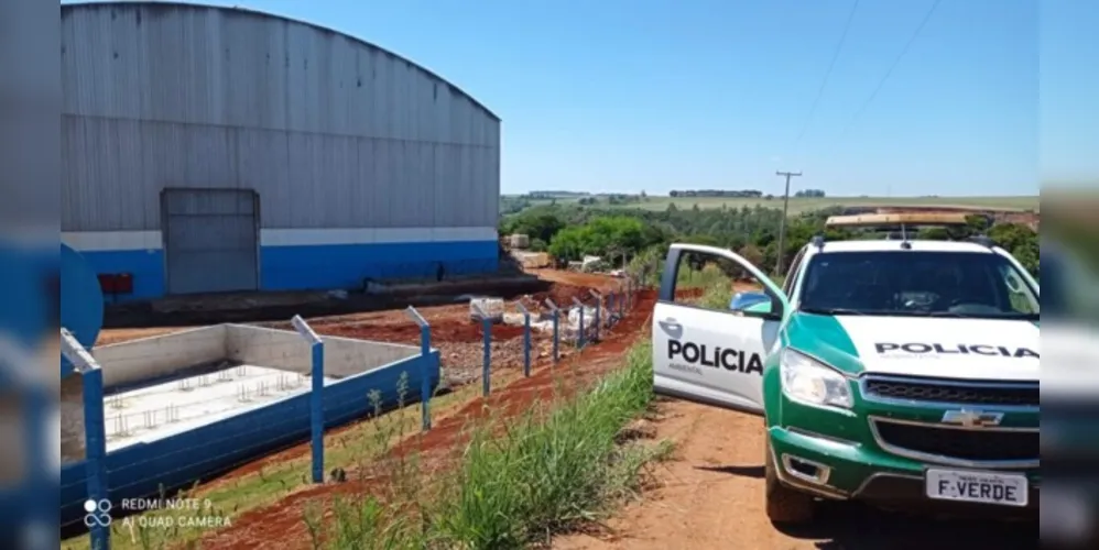 O líquido chegou a um pequeno riacho na região, o que ajudou a espalhar o ácido e a aumentar o impacto ambiental.