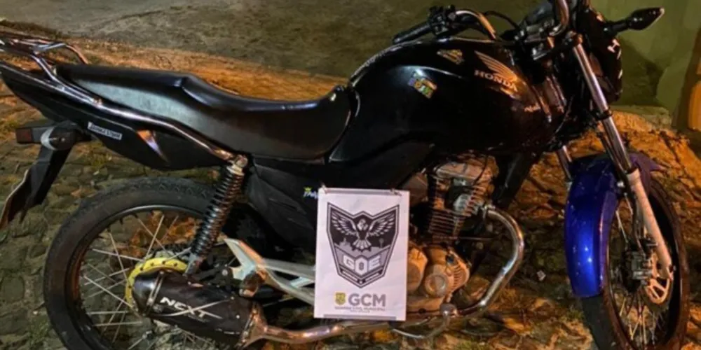 O menor estava pilotando uma moto e tentou fugir ao perceber a presença dos guardas.