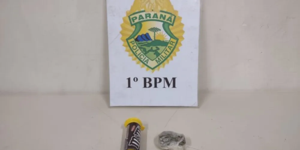 A PM foi acionada para atender uma ocorrência de violência doméstica e encontrou certa quantia de drogas com a adolescente.