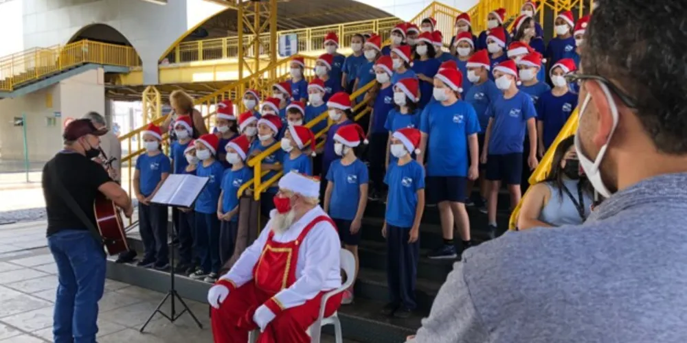 Cantata de Natal aconteceu na escadaria do Terminal Central