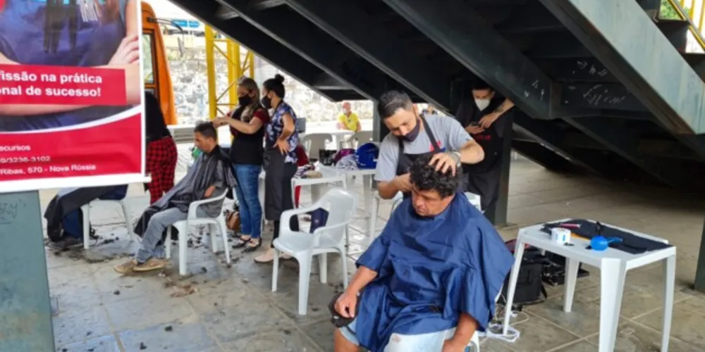 A ação levou serviços para quase 2 mil usuários do transporte coletivo, no Terminal Central.