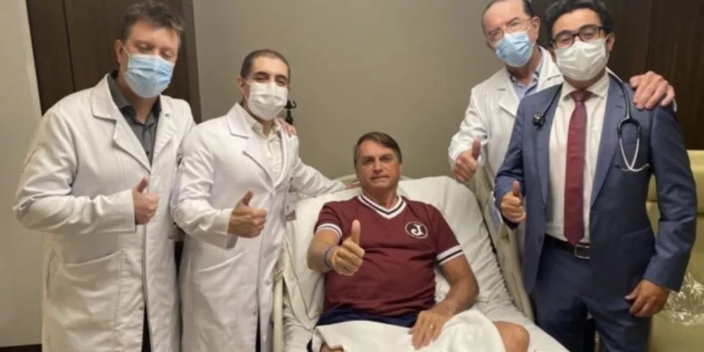 Bolsonaro (PL) anunciou nesta quarta-feira, 5, em sua conta no Twitter, que recebeu alta hospitalar