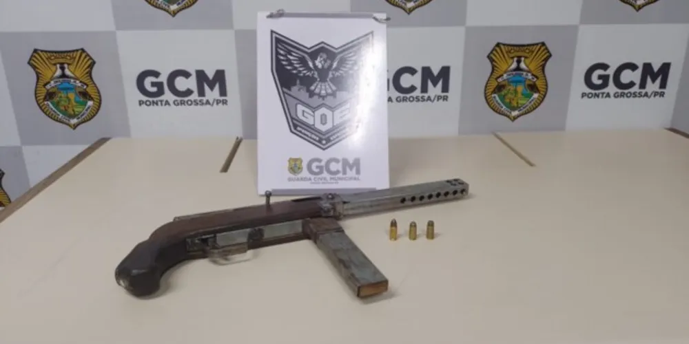 A arma apreendida estava enrolada em uma blusa de moletom quando foi descartada pelos suspeitos.