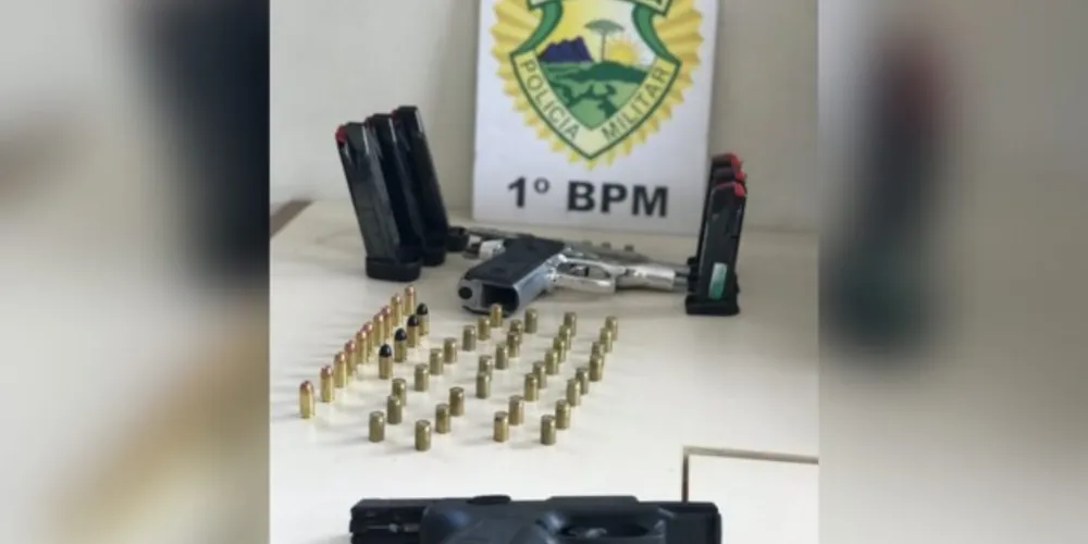 Na residência do casal foram encontradas duas armas, carregadores e munições.