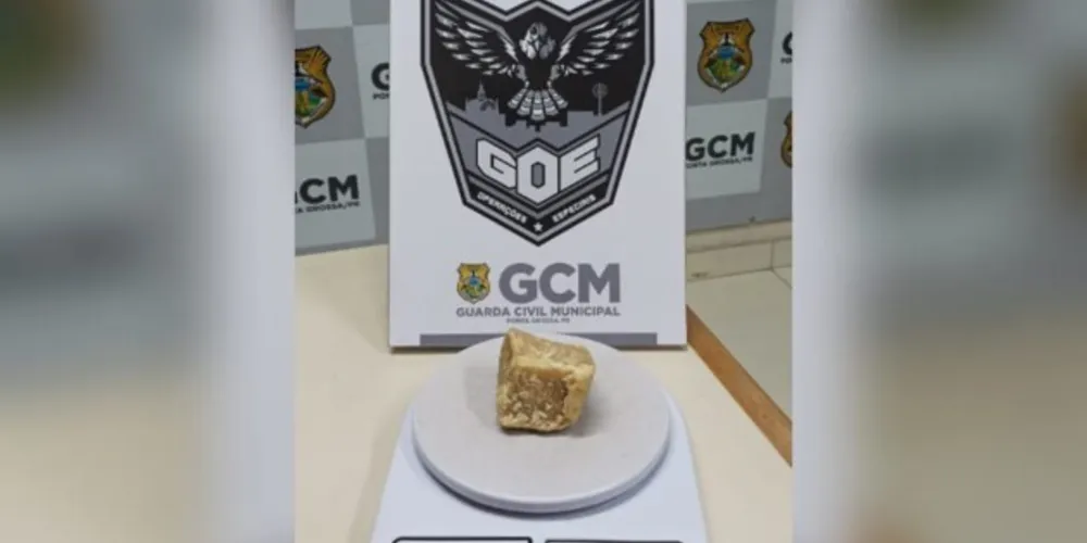 Foram encontradas cerca de 75 gramas de crack próximo ao local da fuga do suspeito.