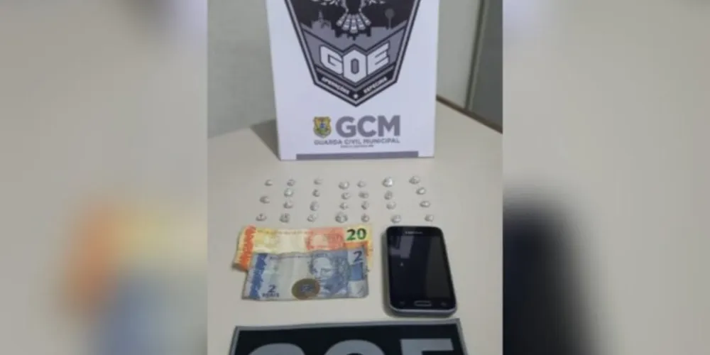 Durante a revista os guardas encontram 27 pedras de crack na boca do rapaz embaladas com papel alumínio.