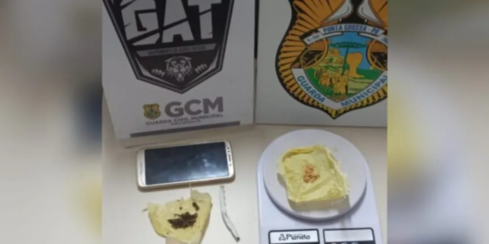 A mulher estava com certa quantia de crack e um cigarro de maconha.