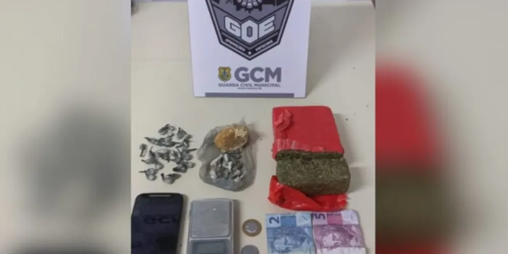 Foi encontrado certa quantia em dinheiro e uma grande quantidade de drogas.
