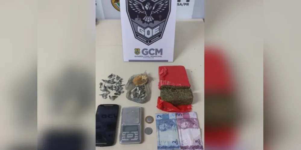 Foi encontrado certa quantia em dinheiro e uma grande quantidade de drogas.