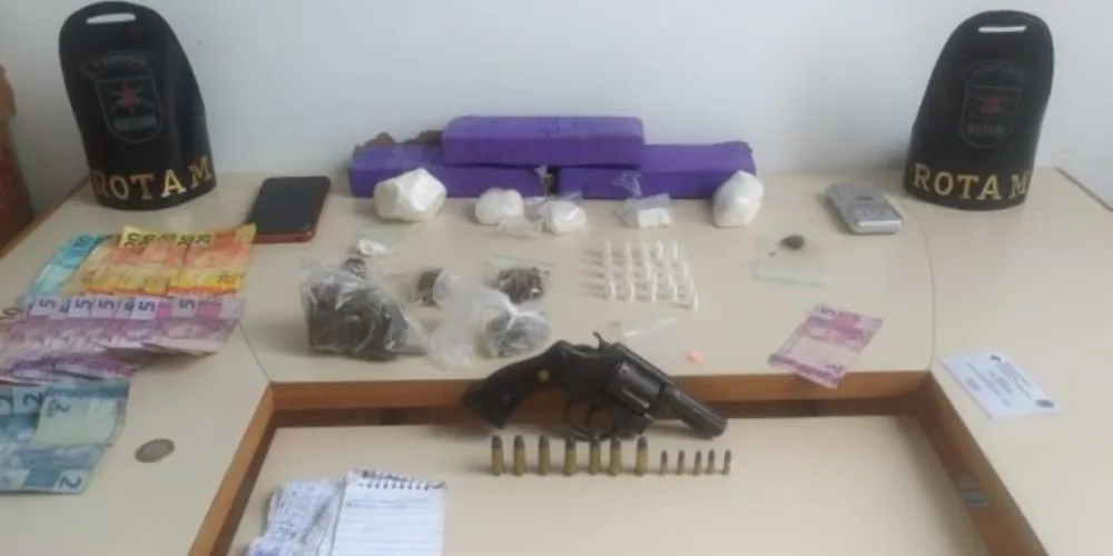 Além das drogas, foram apreendidos munições, um revólver calibre .38, uma balança de precisão e anotações do tráfico.