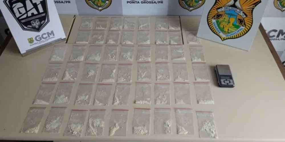 Foram encontrados 51 invólucros de cocaína pesando 70 gramas.