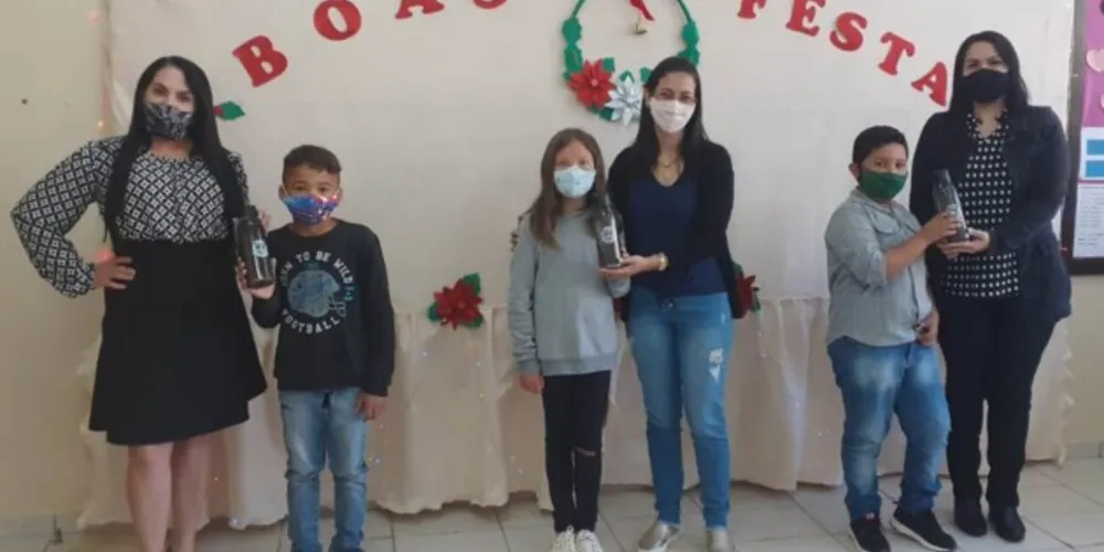 Alunos da rede municipal recebem novas garrafas de água