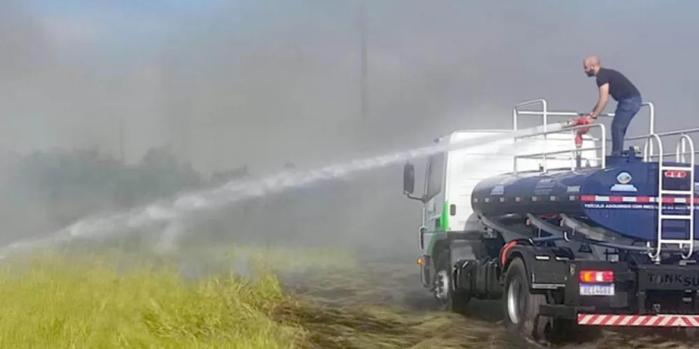 Caminhões-pipa auxiliam no combate a incêndios e levam água a comunidades distantes