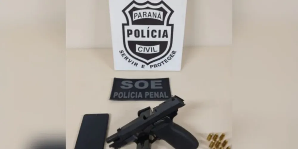 Pistola calibre 9 mm apreendida pelos policiais.