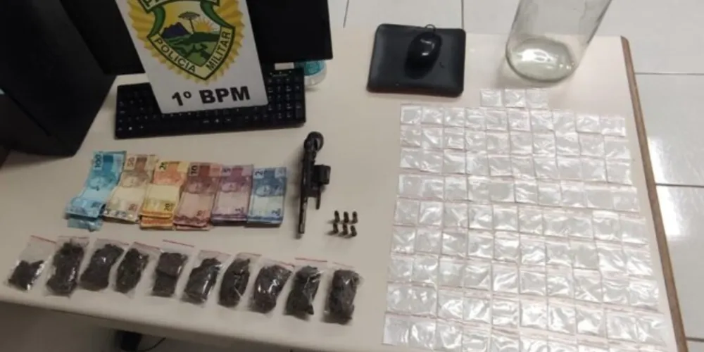 Além da arma e das drogas também foi encontrada certa quantia em dinheiro dentro de um guarda-roupa.