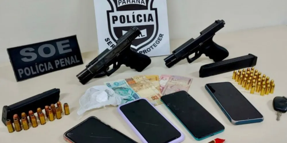Armas e drogas foram apreendidas na noite de terça-feira (25)