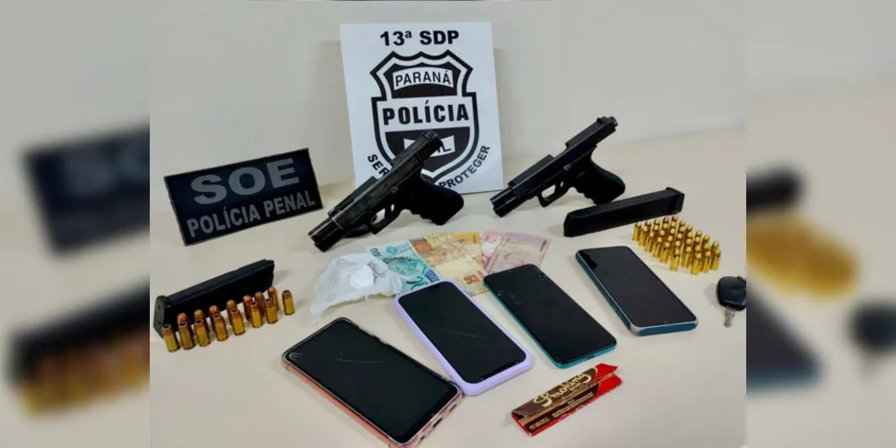 Armas e drogas foram apreendidas na noite de terça-feira (25)