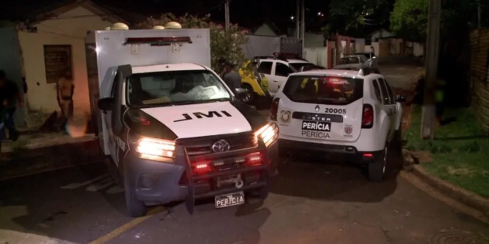 Ele morava com dois amigos, que presenciaram o assassinato.