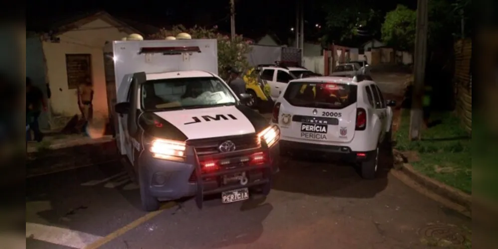 Ele morava com dois amigos, que presenciaram o assassinato.