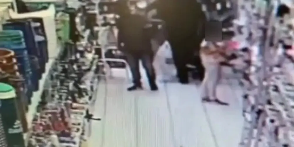 O caso aconteceu em uma loja na Rua XV de Novembro, em São José dos Pinhais.