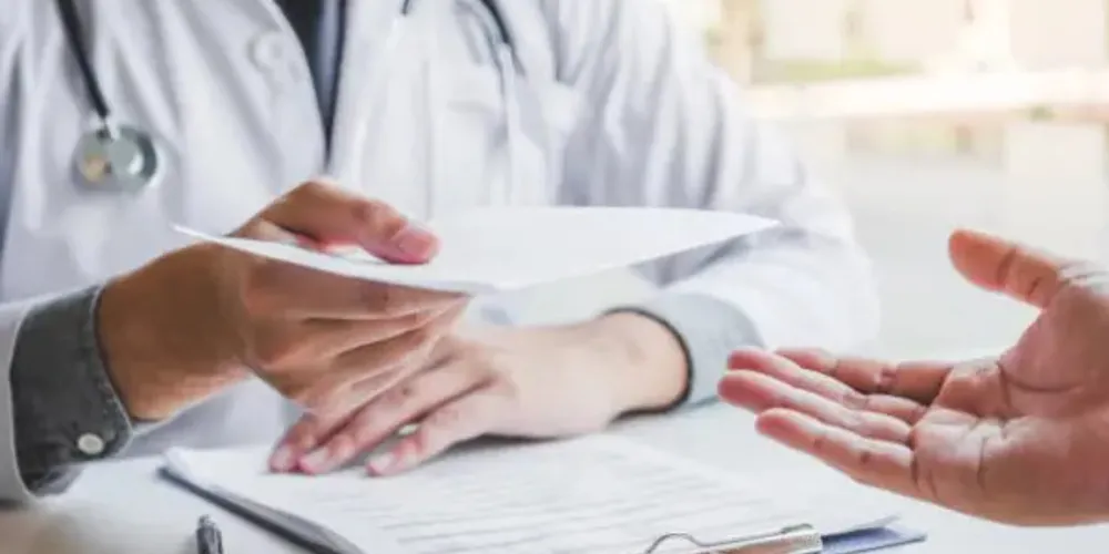 Quatro pessoas foram indiciadas por crimes de associação criminosa e falsificação de atestados e receituários médicos.