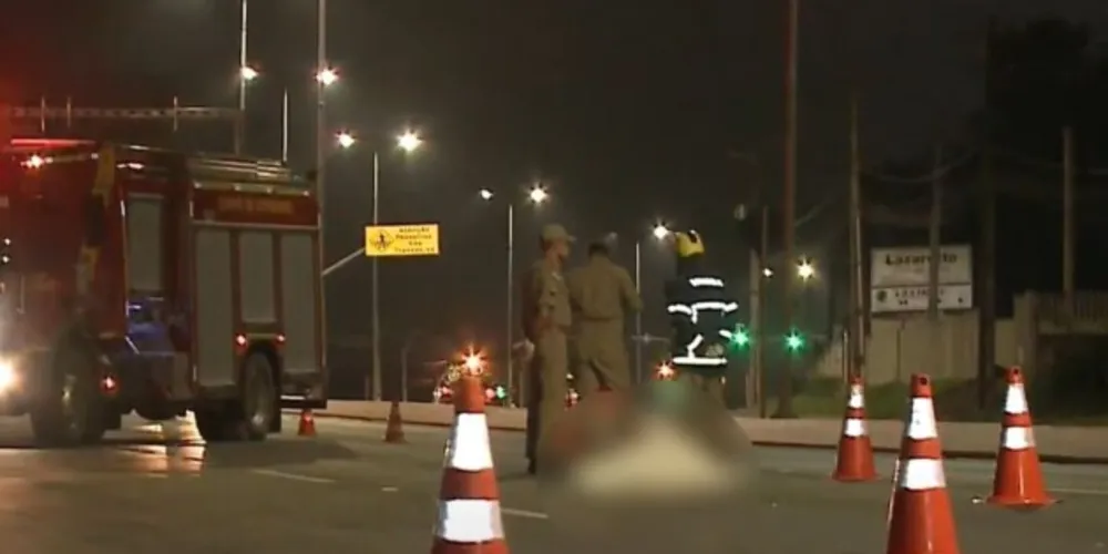 O acidente aconteceu na Rodovia da Uva, em Colombo, na noite deste domingo (5).