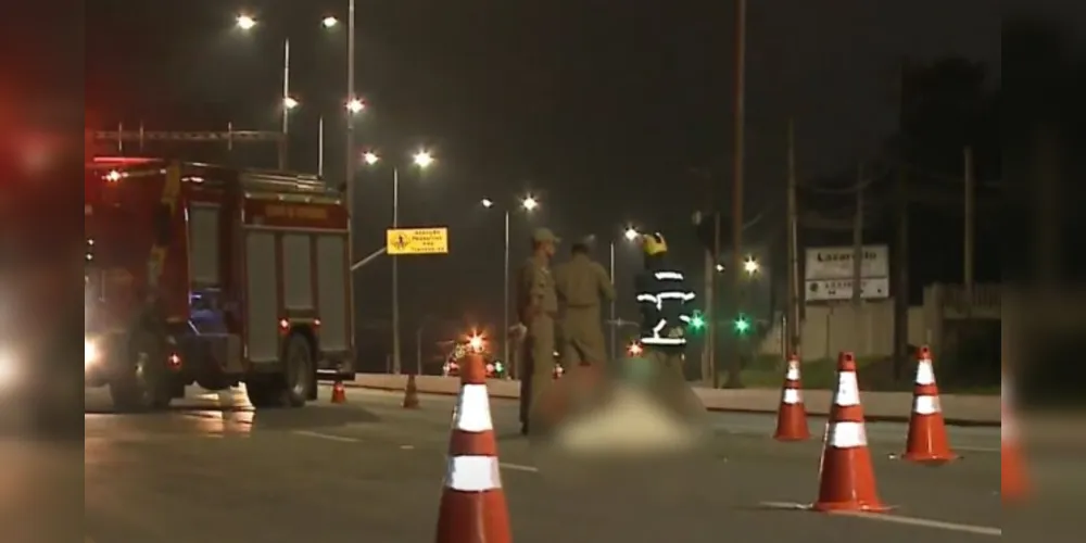 O acidente aconteceu na Rodovia da Uva, em Colombo, na noite deste domingo (5).