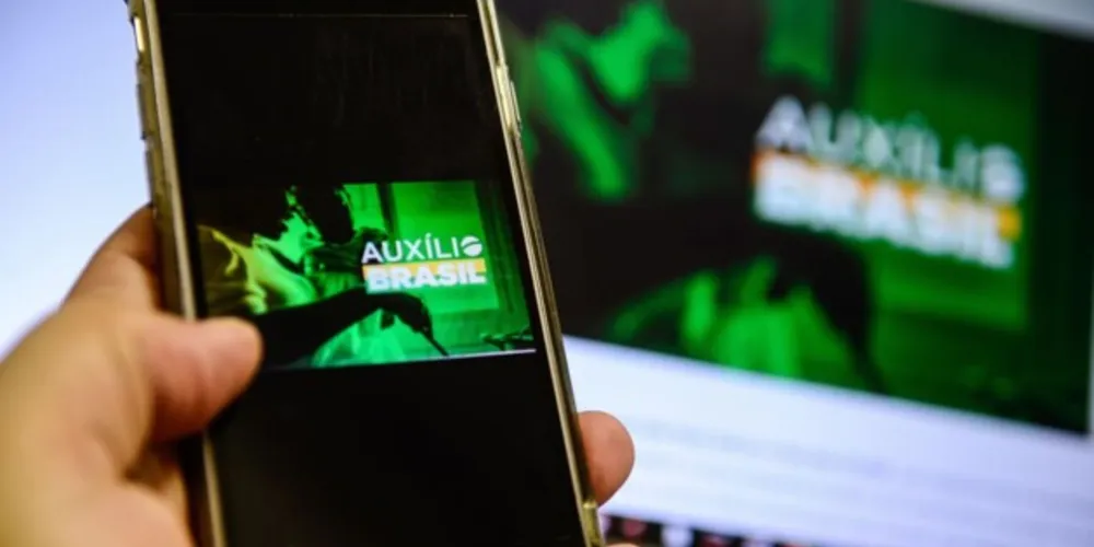 Medida provisória publicada em edição extra do Diário Oficial da União, no último dia 7, antecipou o pagamento do novo valor do Auxílio Brasil.