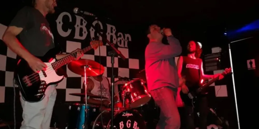 'Bolores', é uma banda de punk rock hc formada no final de 2001 pelos amigos Cristiano Kachak e Marcelo Arantes.