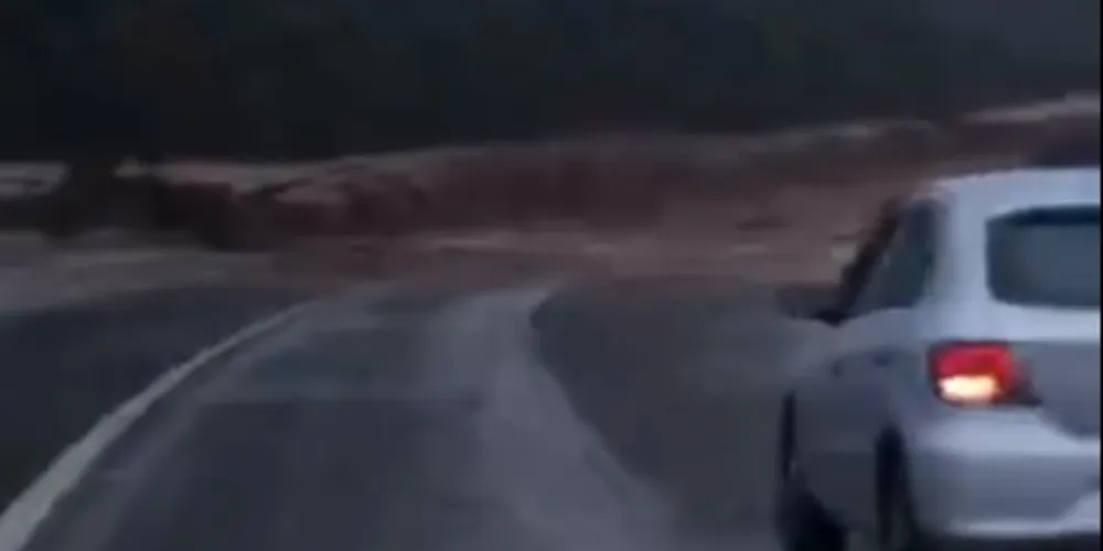 Concessionária Via 040, que administra o trecho, informou que havia alagamento no km 562, com interdição total da rodovia