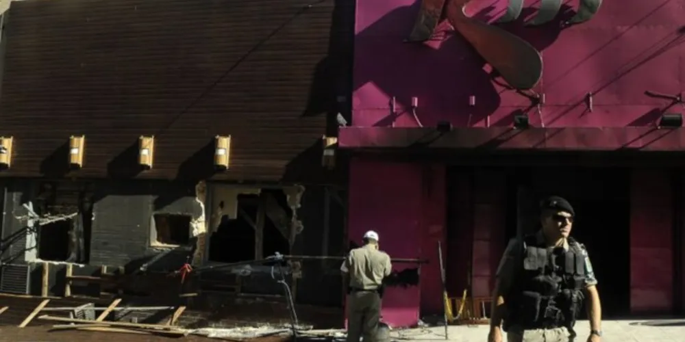 A tragédia, que matou 242 pessoas e deixou 636 feridas, começou no palco, onde se apresentava a Banda Gurizada Fandangueira