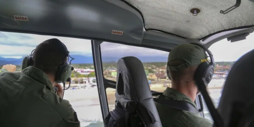 Força-tarefa reforça atendimento no litoral com voos noturnos e avião para remoções aeromédicas.
