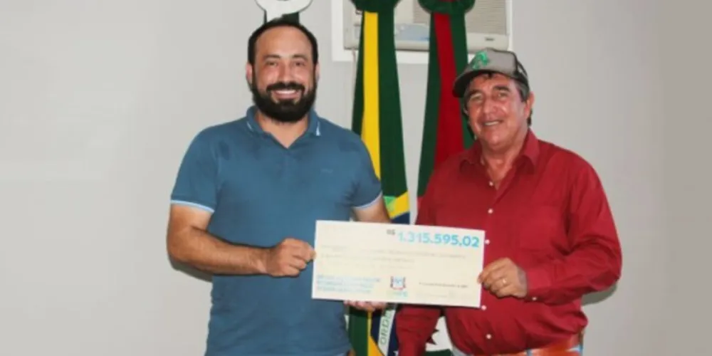 Cheque simbólico foi entregue ao prefeito Henrique Carneiro (DEM) pelo presidente da Casa de Leis, vereador Paraílio de Oliveira King (MDB)