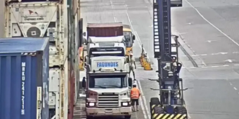 O homem não vê a máquina se aproximar e morre esmagado.