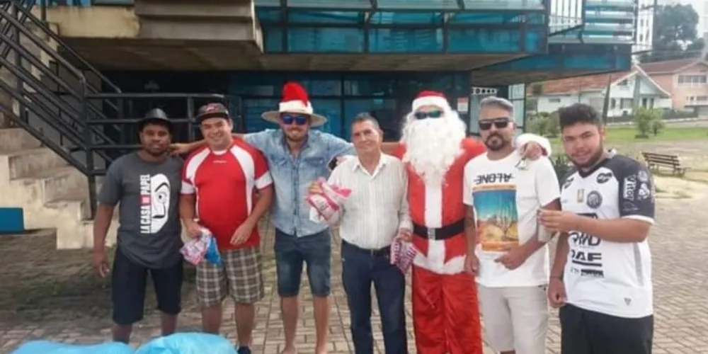 Todos os anos a Galera do Agito PG realiza uma carreata de Natal para distribuir doces e presentes para crianças de bairros carentes da cidade.