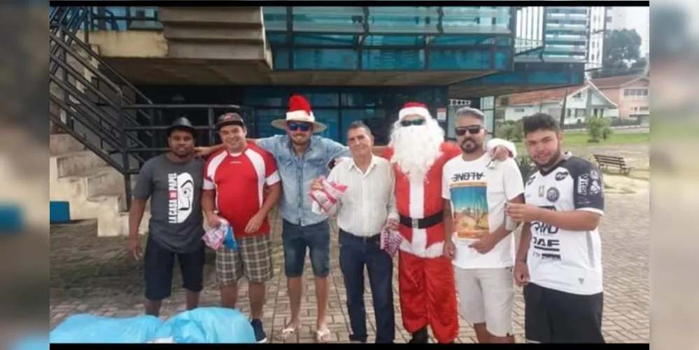 Todos os anos a Galera do Agito PG realiza uma carreata de Natal para distribuir doces e presentes para crianças de bairros carentes da cidade.