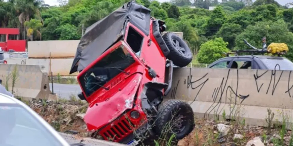 Jeep ficou pendurado em uma mureta que divide as pistas, no bairro Atuba, em Curitiba.