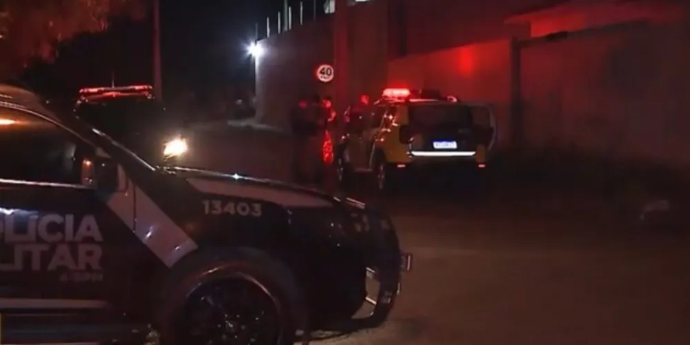 Os policiais conseguiram fazer com que o homem se entregasse.