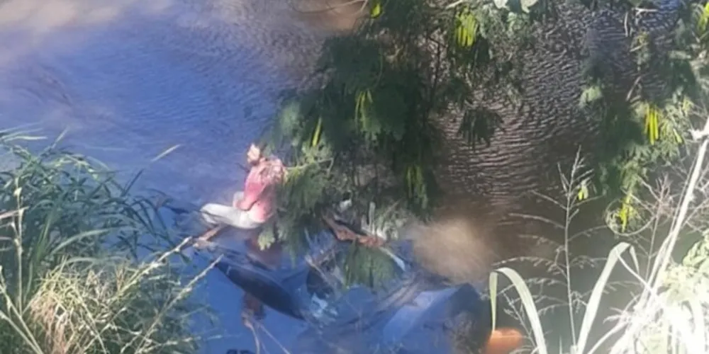 O difícil acesso ao local, com barranco íngreme e mata fechada, não impediu a rápida ação da equipe